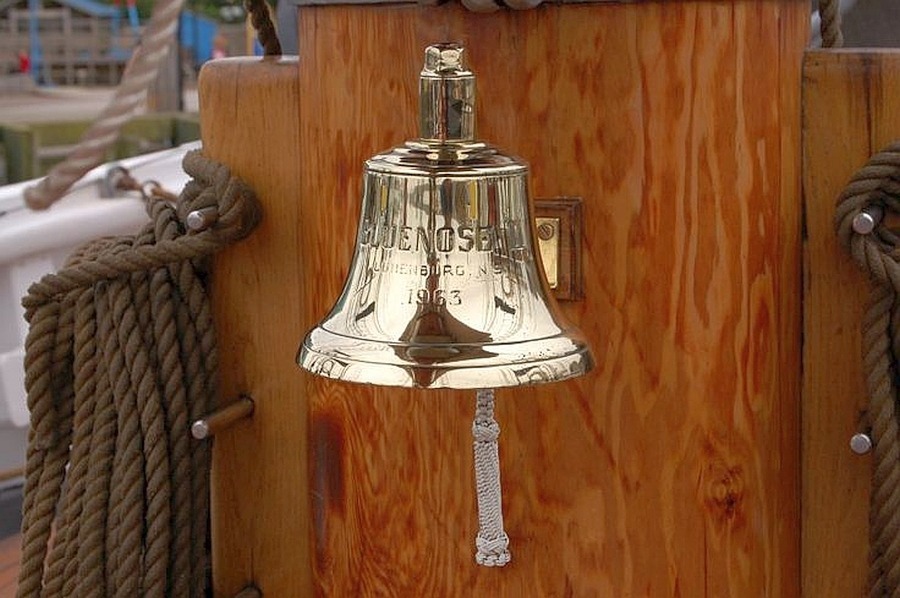 Mosiężny dzwon pokładowy żaglowca "Bluenose II"