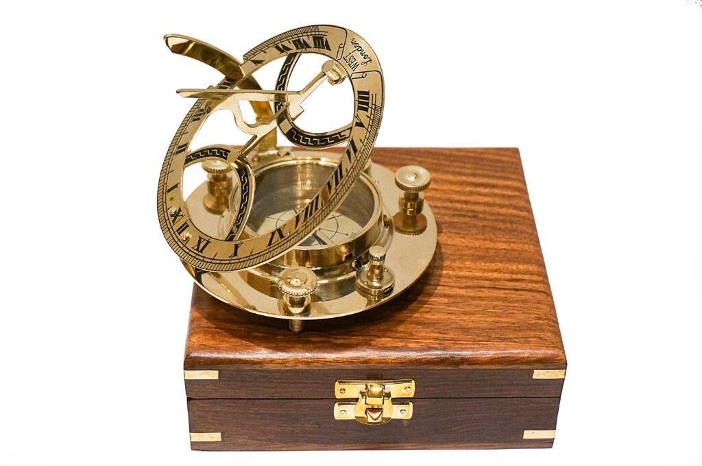 Mosiężny, żeglarski zegar słoneczny z kompasem