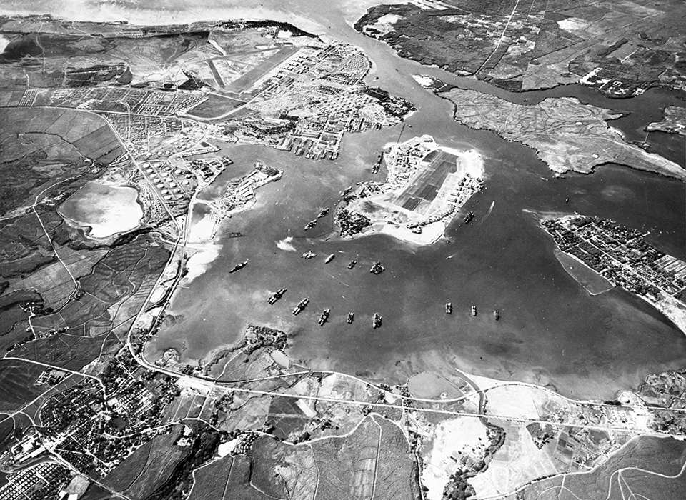 Widok z lotu ptaka na Bazę Operacyjną Marynarki Wojennej w Pearl Harbor, 30 października 1941 r.