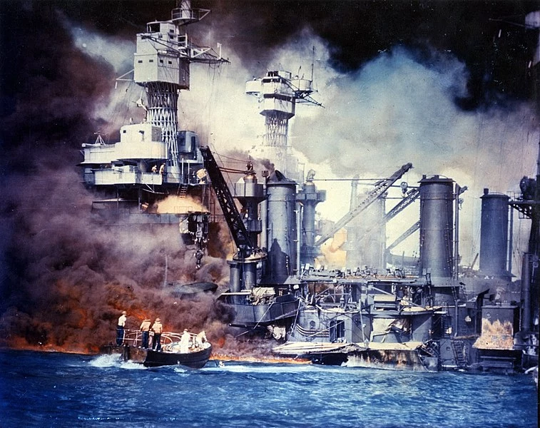 Atak na Pearl Harbour - płonący pancernik West Virginia (BB-48)